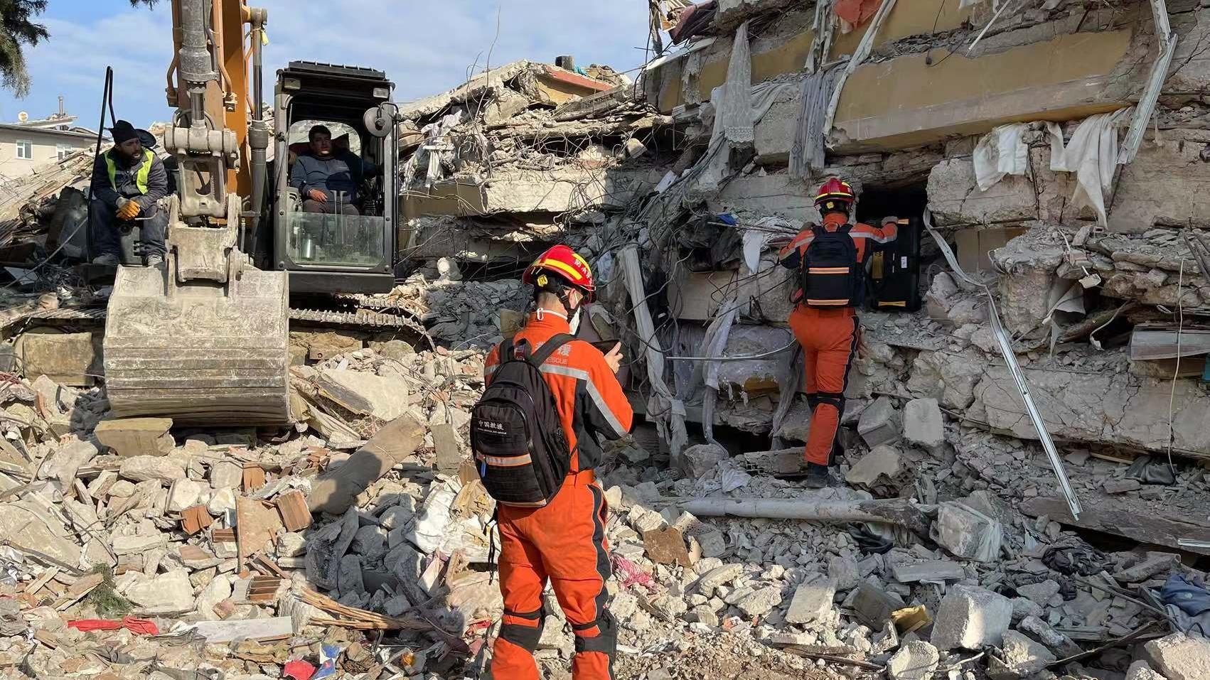 نجات یافتن 6 نفر از زیرِ آوار ماندگان زلزله ترکیه توسط امدادرسانان چینیا