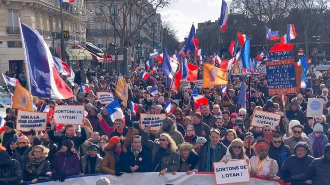 تظاهرات هزاران نفر در پاریس در اعتراض به سیاست‌های جنگ طلبانه مکرونا