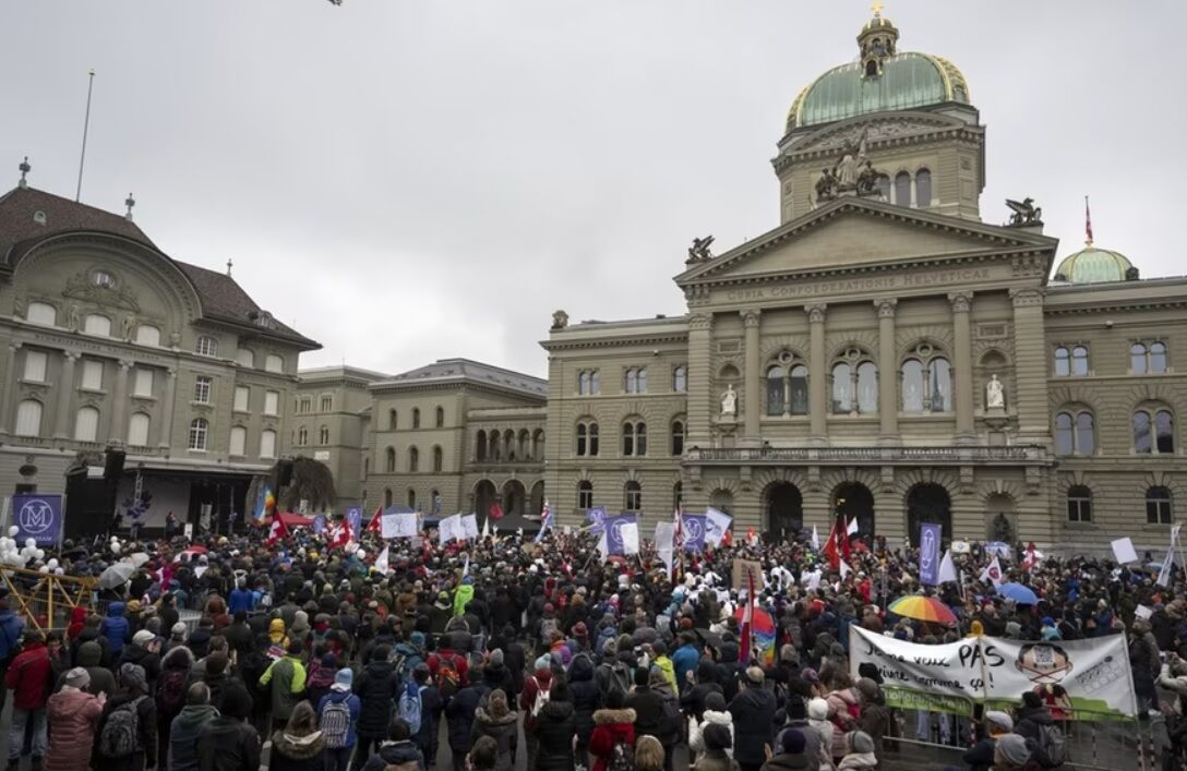 معترضان سوئیسی خواستار حفظ سیاست بی‌طرفی کشورشان شدندا