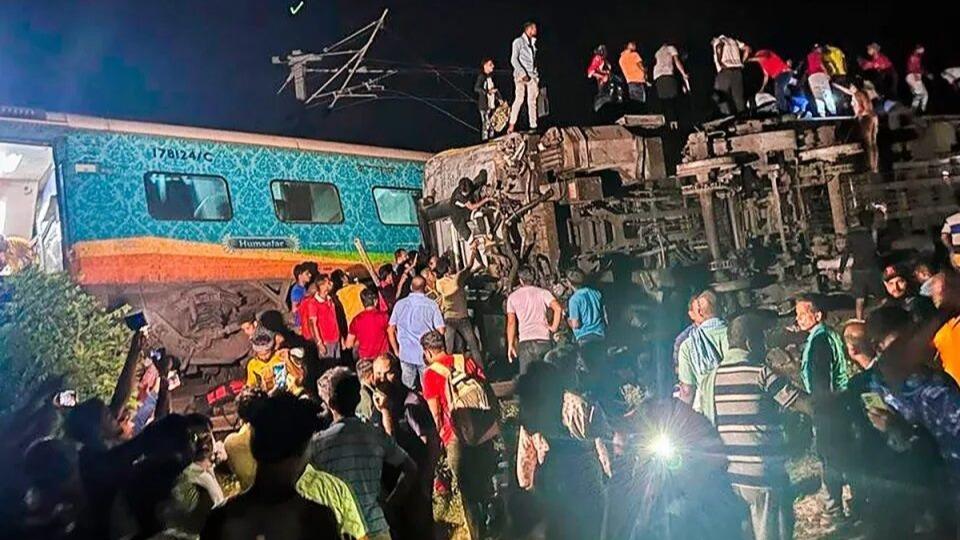 شمار جان‌باختگان برخورد 2 قطار در شرق هند به 233 نفر رسیدا