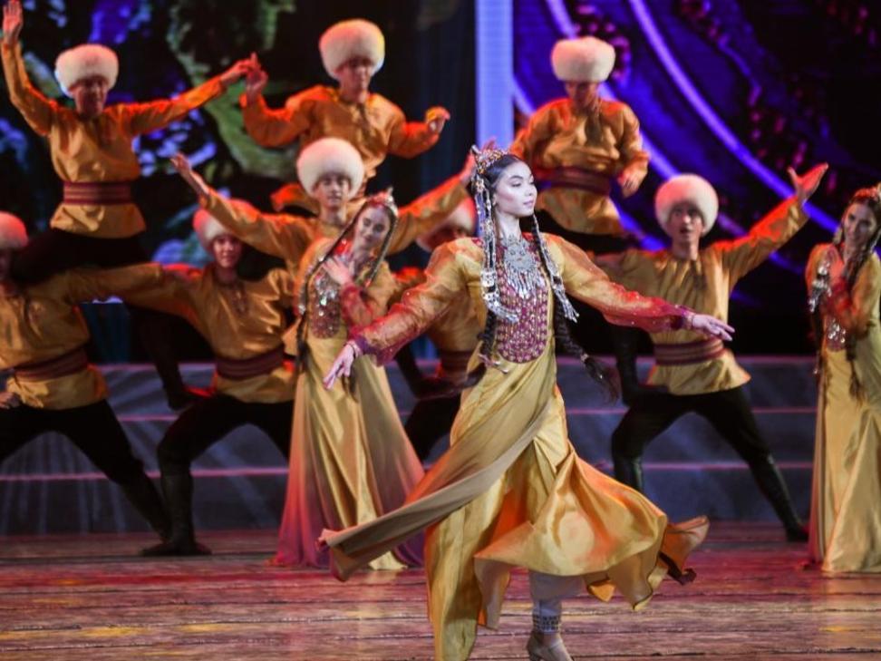 Pertunjukan Nyanyian dan Tarian Turkmenistan Dipentaskan di Xinjiang
