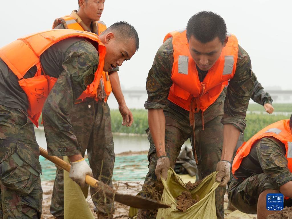 Anggota Tentera Jalankan Misi Menyelamat di Kawasan Banjir