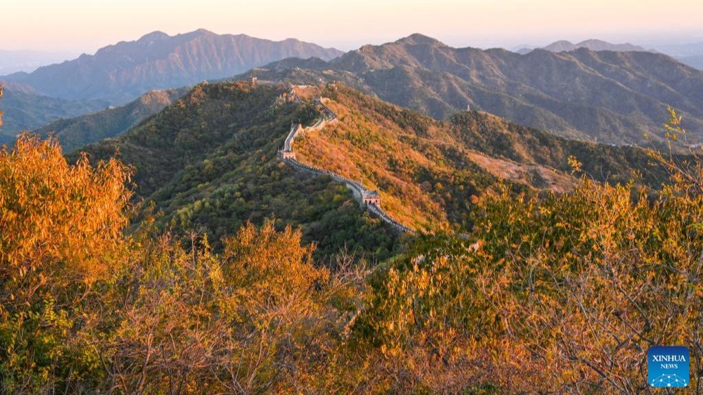 زیبایی خیره کننده دیوار بزرگ چین در طبیعت پاییزیا