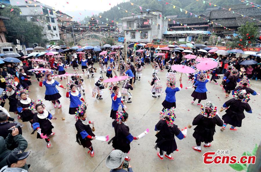 Οι χωρικοί χορεύουν για να γιορτάσουν τη συγκομιδή κατά τη διάρκεια ενός λαϊκού φεστιβάλ στην αυτόνομη κομητεία Σαντζιάνγκ Ντονγκ, στην αυτόνομη περιοχή Γκουανγκσί Τζουάνγκ της νότιας Κίνας, στις 12 Νοεμβρίου 2023. (Φωτογραφία: China News Service/Wu Lianxun)