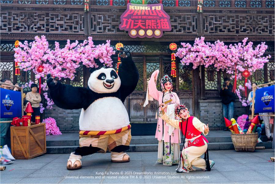 Το Universal Beijing Resort συνεργάστηκε φέτος με το Φεστιβάλ Θεάτρου του Γουτζέν, φέρνοντας τις αντιπροσωπευτικές παραστάσεις του στην υδάτινη πόλη της επαρχίας Τζετζιάνγκ, Γουτζέν, στο Τζιασίνγκ.  [Φωτογραφία από την China Daily]