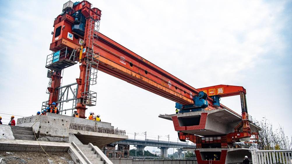 بناء خط سكة حديد تشونغتشينغ-كونمينغ فائق السرعة في جنوب غربي الصين