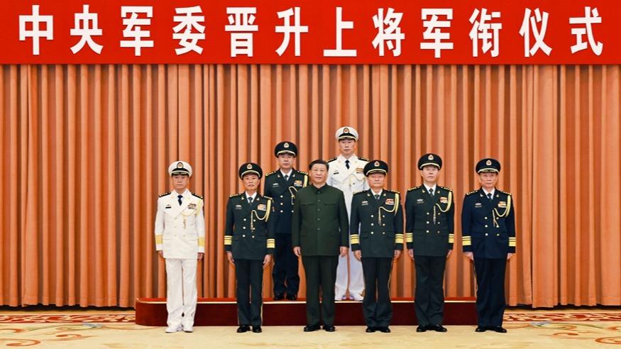 برگزاری مراسم ترفیع درجه نظامی ارتشبد دو افسر چینی با حضور شی جین پینگا