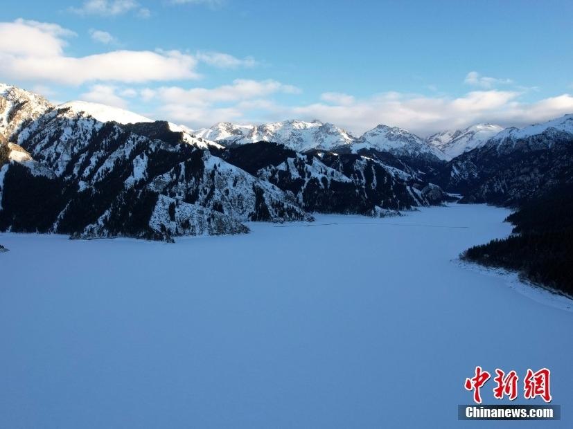 Gunung Tianshan Bersalut Salji Seindah Lukisan