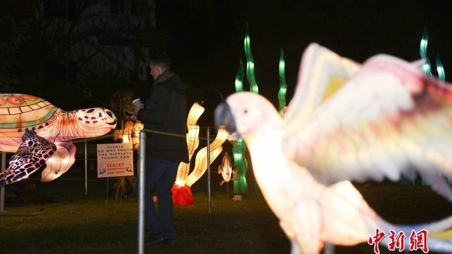 क्यानडाको नियाग्रा-अन-द-लेकमा सछ्वआनका लालटिन प्रदर्शनी