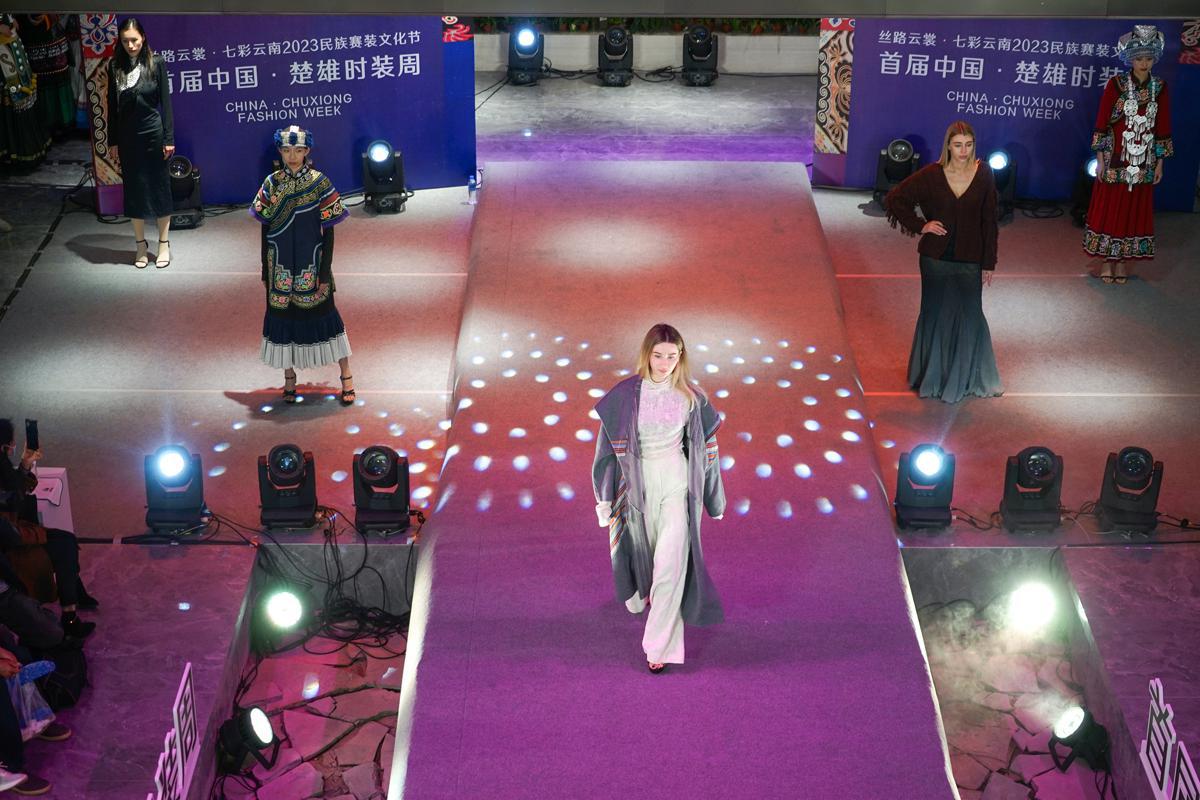 Η 1η εβδομάδα μόδας της Κίνας Τσουσιόνγκ πραγματοποιήθηκε στον αυτόνομο νομό Τσουσιόνγκ Γι της επαρχίας Γιουνάν, για την προώθηση της πολιτιστικής επικοινωνίας. Ομάδες από την Κίνα, τη Μαλαισία, το Λάος, το Βιετνάμ και την Ταϊλάνδη συμμετείχαν στην επταήμερη εκδήλωση. [Φωτογραφία από chinadaily.com.cn]