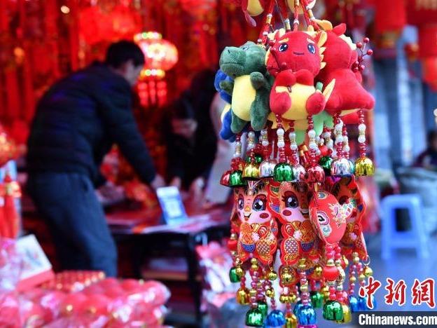 Penduduk Fuzhou Teruja Beli Barang Perayaan