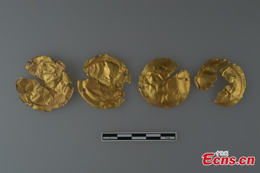 Χρυσά αντικείμενα ανασκάφθηκαν από τον τάφο M2 του νεκροταφείου της οδού Σουγιουάν στα ερείπια της πόλης Τζενγκτζόου Σανγκ (1600-1046 π.Χ.) στην πόλη Τζενγκτζόου, στην επαρχία Χενάν της κεντρικής Κίνας. (Φωτογραφία από την China News Service)