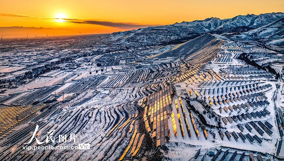 پنل های خورشیدی از کوه های پوشیده از برف