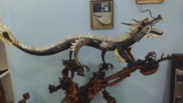 وارث میراث فرهنگی قزاقی با حکاکی اژدها از عید بهار استقبال کردا