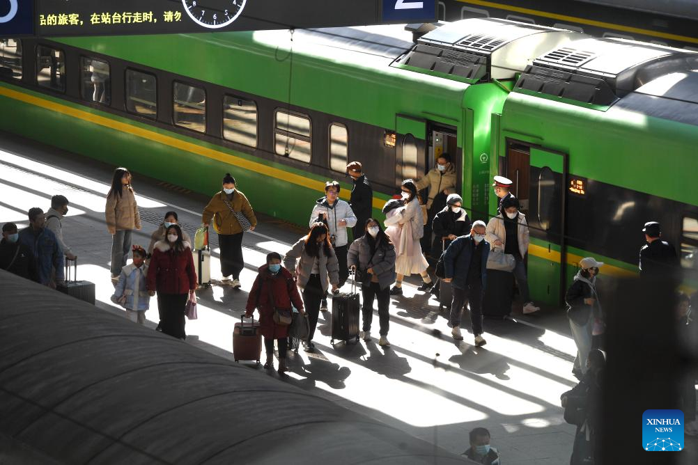 Ταξιδιώτες φτάνουν στον σιδηροδρομικό σταθμό του Ναντζίνγκ, στην επαρχία Τζιανγκσού της ανατολικής Κίνας, 16 Φεβρουαρίου 2024. (Φωτογραφία Yang Suping/Xinhua)