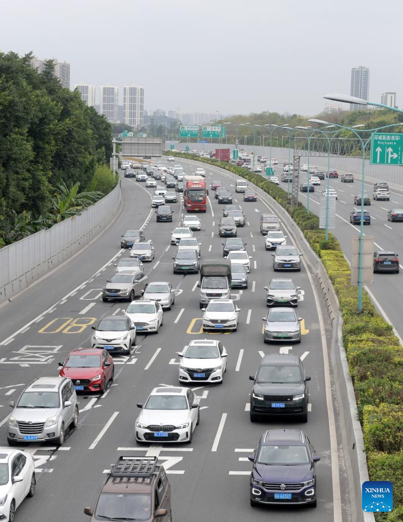 Οχήματα κινούνται στον αυτοκινητόδρομο που περιβάλλει την πόλη Γκουανγκζόου, στην επαρχία Γκουανγκντόνγκ της νότιας Κίνας, 17 Φεβρουαρίου 2024. (Xinhua/Lu Hanxin)