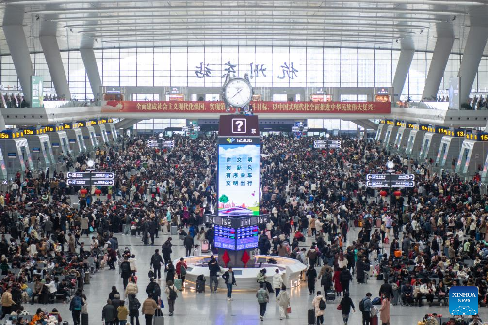 Επιβάτες φωτογραφίζονται στην αίθουσα αναμονής του ανατολικού σιδηροδρομικού σταθμού του Χανγκτζόου, στην επαρχία Τζετζιάνγκ της ανατολικής Κίνας, 17 Φεβρουαρίου 2024. (Xinhua/Jiang Han)