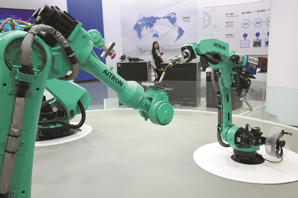 Υψηλής ακρίβειας ρομπότ με έξι βραχίονες είναι σε έκθεση στο Yantai Eddie Precision Machinery Co, στις 27 Δεκεμβρίου 2023. GENG FEIFEI/CHINA DAILY