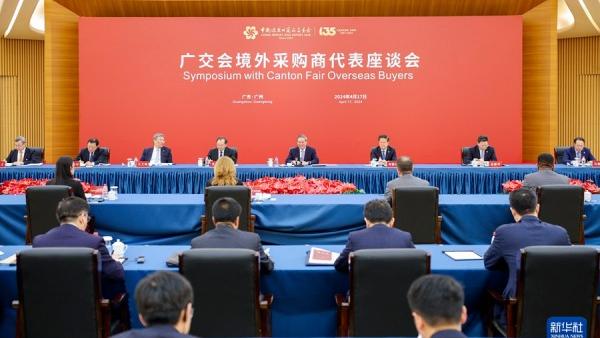 برگزاری یکصد و سی و پنجمین نمایشگاه واردات و صادرات چین/ نخست وزیر از نزدیکان با خریداران گفت و گو گردا