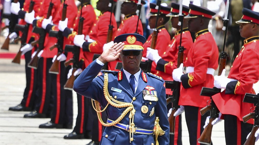 فرمانده ارتش کنیا و ۹ افسر عالی رتبه در سقوط بالگرد کشته شدندا