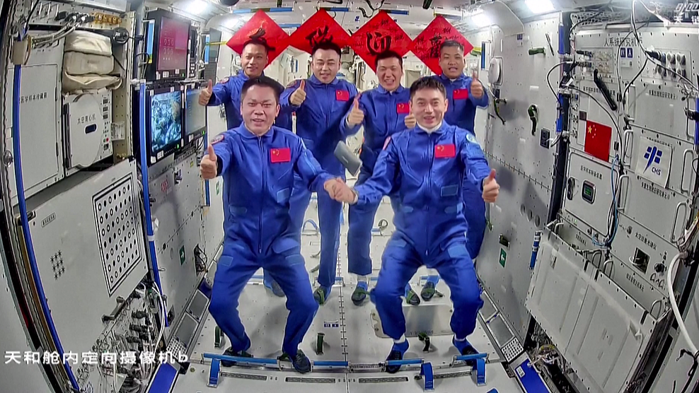 „Shenzhou-18“-Astronauten betreten Raumstation