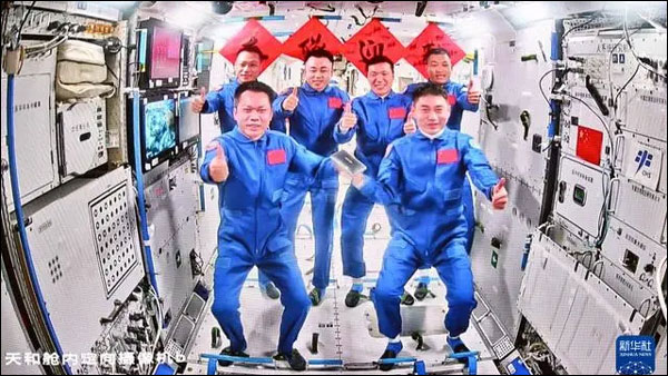 3 นักบินอวกาศยาน “เสินโจว-18” เข้าสู่สถานีอวกาศจีนราบรื่น