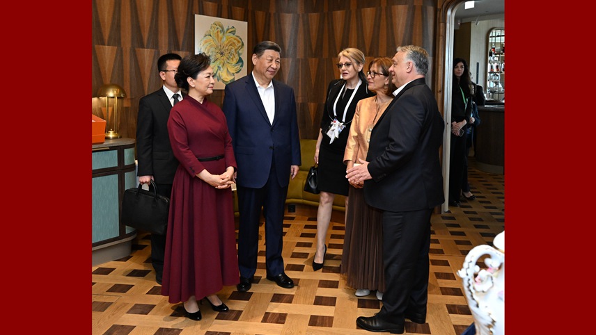 حضور آقای «شی» و همسرش در مراسم بدرقه نخست وزیر مجارستانا