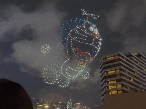 香港の夜空を飾るドローンショーが開催 ドラえもんものび太も来た!