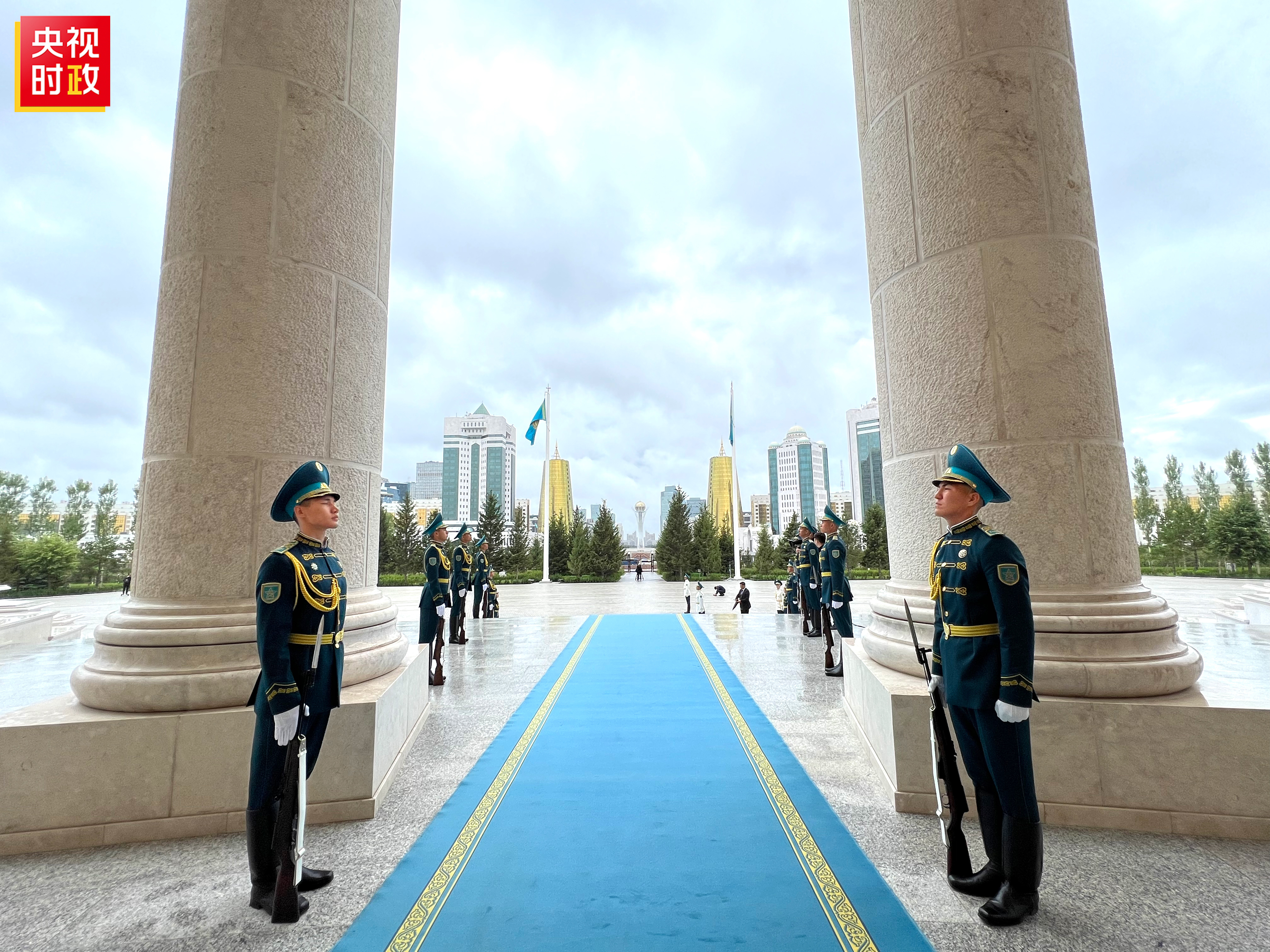 कजाकिस्तानको राष्ट्रपतीय भवनमा आयोजित स्वागत समारोहमा चिनियाँ राष्ट्राध्यक्ष  सी उपस्थित