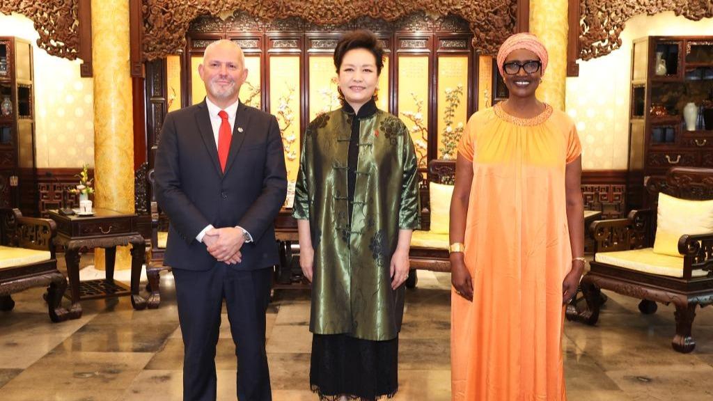 دیدار همسر رییس جمهور چین با معاون دبیرکل سازمان ملل و دستیار کمیساریای سازمان بهداشت جهانیا