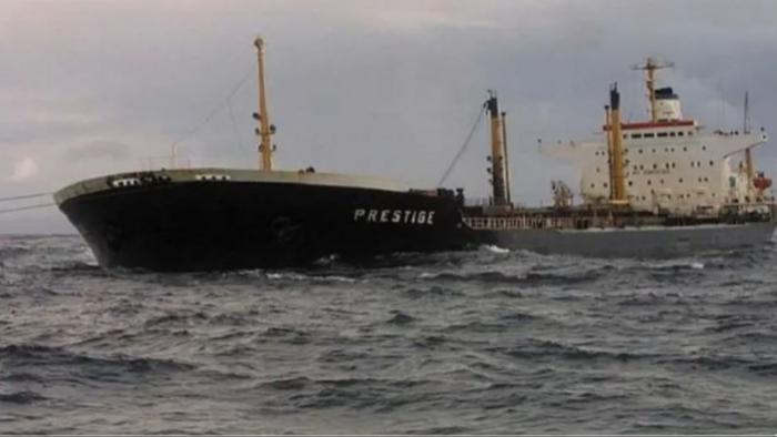 نجات دادن 9 نفر از خدمه نفتکش غرق شده در سواحل عمانا