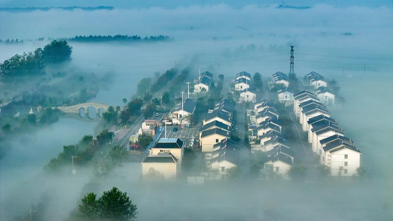 Sihong, Jiangsu: Poranna mgła spowija wiejskie domy