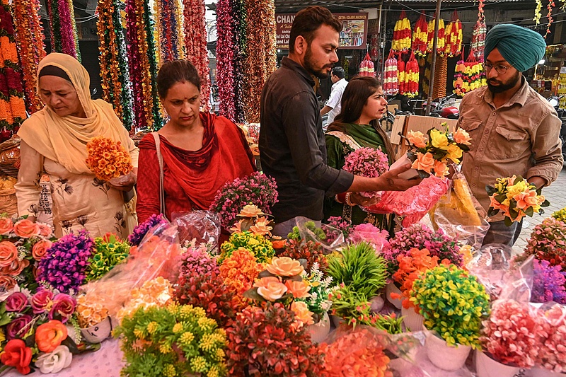 দীপাবলির প্রাক্কালে ভারতীয়দের সাজসজ্জা ক্রয়