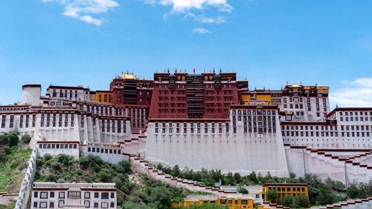 Ausländische Lehrer und Studenten entdecken das wahre Tibet