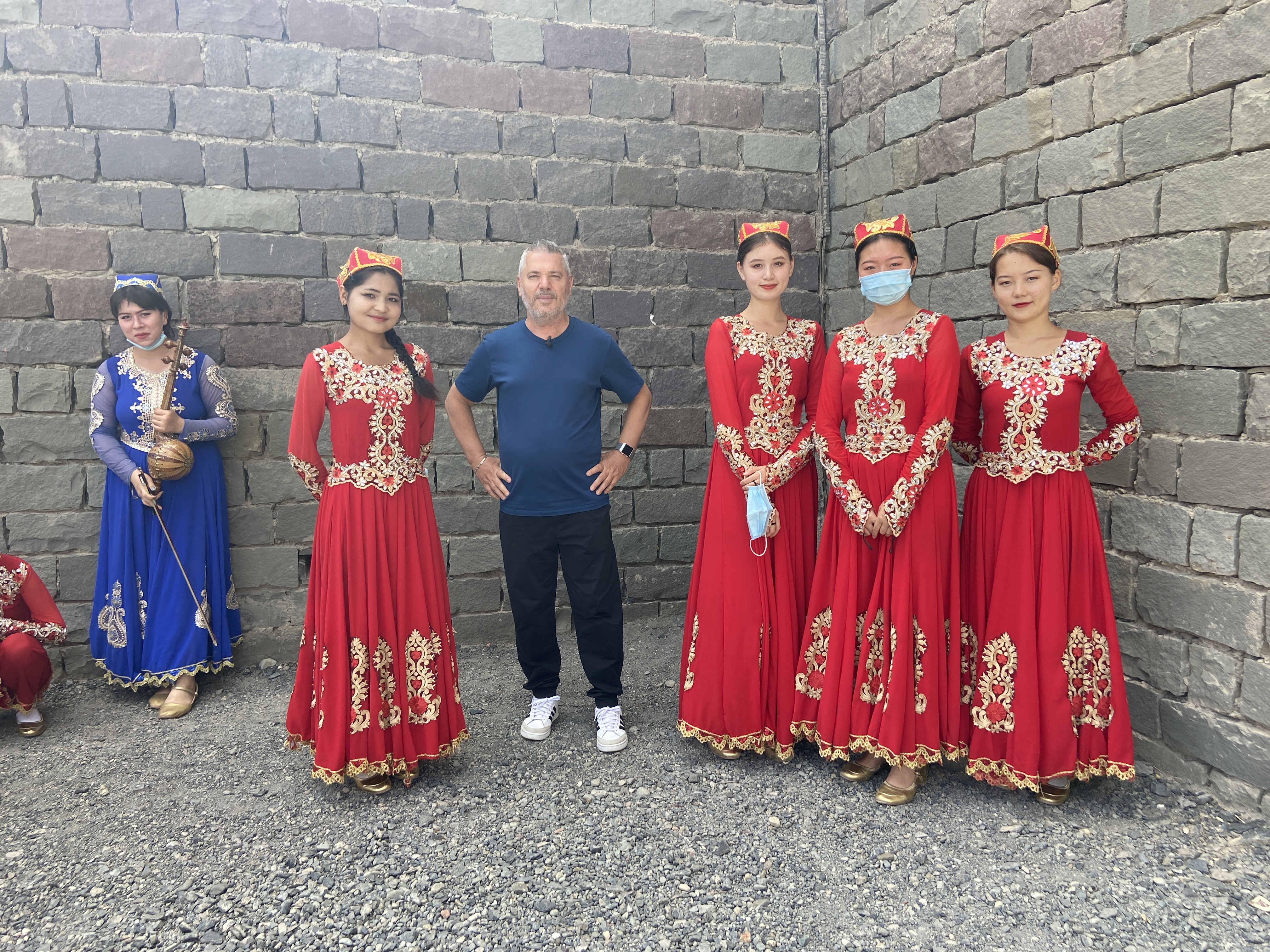 Edmond Laçi me valltare ujgure,Xinjiang(Foto:VCG)