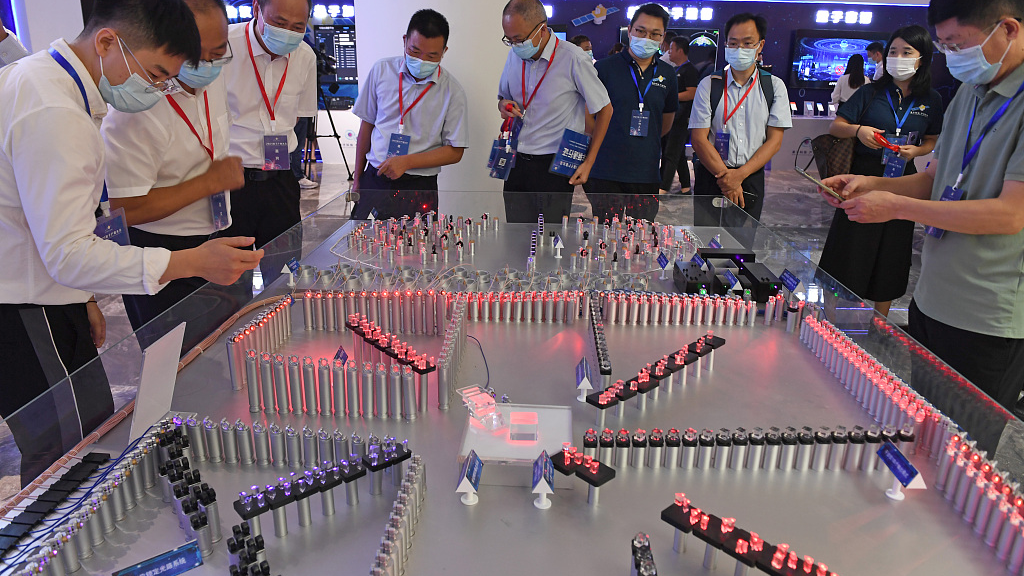 Pjesëmarrësit kontrollojnë një model kompjuteri kuantik "Jiuzhang" në Konferencën e Industrisë Kuantike 2021 në qytetin Hefei të Provincës Anhui të Kinës Lindore, 18 shtator 2021./CFP