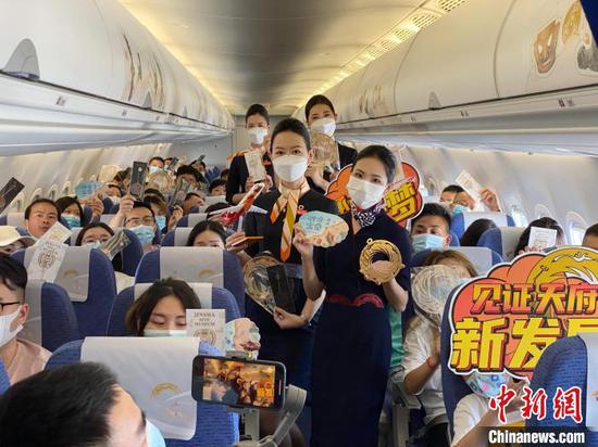Ομαδική φωτογραφία των επιβατών της πτήσης EU2409 από το Τσενγκντού της επαρχίας Σιτσουάν της νοτιοδυτικής Κίνας προς το Λουογιάνγκ, την πρωτεύουσα της επαρχίας Χενάν.  (Η φωτογραφία παρέχεται από το Μουσείο ερειπίων Τζινσά)