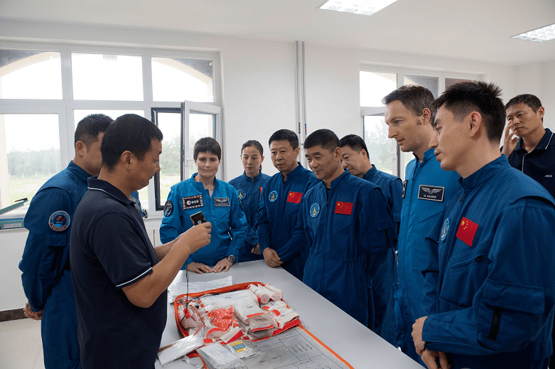 Astronautë kinezë dhe europianë në qendrën kineze të trajnimit, Yantai, provincë Shandong, Kinë Lindore(Foto:ESA)