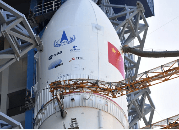 Raketa kineze para lëshimit, me logo të bashkëpunëtorëve botërorë(Foto:CNSA)