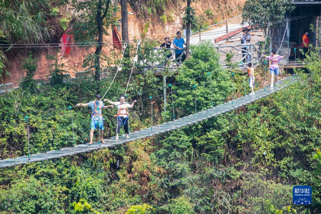 Jumlah Wisatawan Domestik Tiongkok Selama Liburan Festival Pertengahan Musim Gugur Mencapai 734 2996