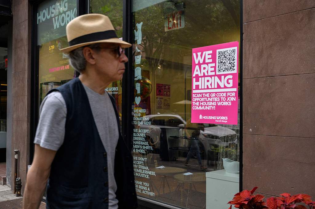 Reklama e punësimit në një dyqan e veshjeve në Nju Jork, më  8 korrik 2022/ VCG
