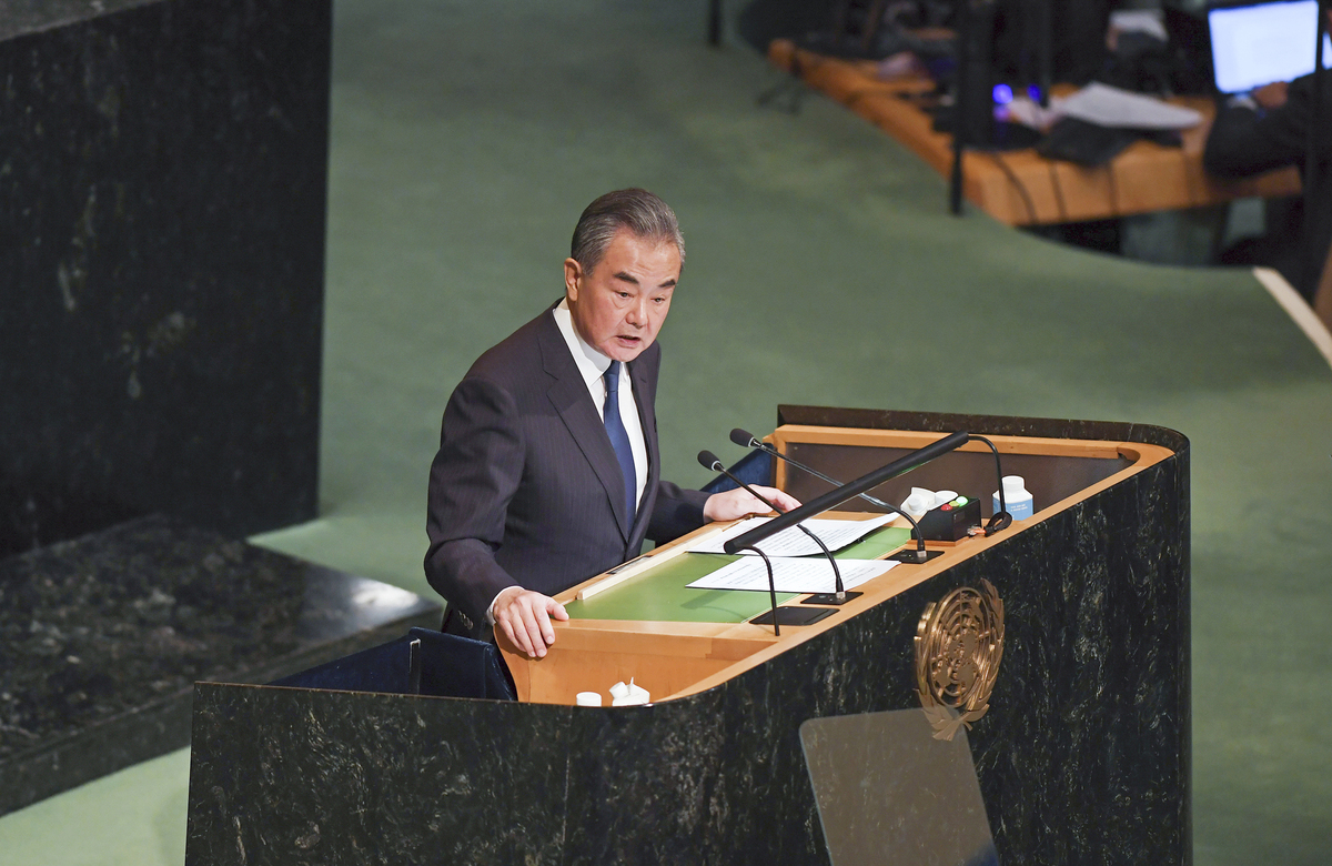 Këshilltari i Shtetit dhe Ministri i Jashtëm kinez Wang Yi flet gjatë debatit të përgjithshëm të sesionit të 77-të të Asamblesë së Përgjithshme të OKB-së në selinë e OKB-së në Nju Jork më 24 shtator 2022. [Foto/Xinhua]