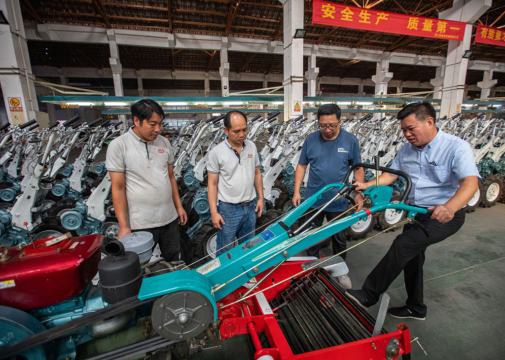 Kontrolli i produkteve të eksportit në një fabrikë të makinerisë bujqësore, 21 shtator 2022, Yongkang, provincë Zhejiang(Foto:VCG)