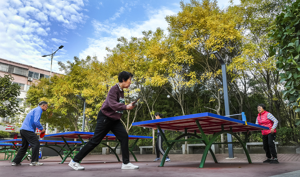 Të moshuarit luajnë pingpong në park, 20 tetor 2022, qytet Zaozhuang, provincë Shandong(Foto:VCG)