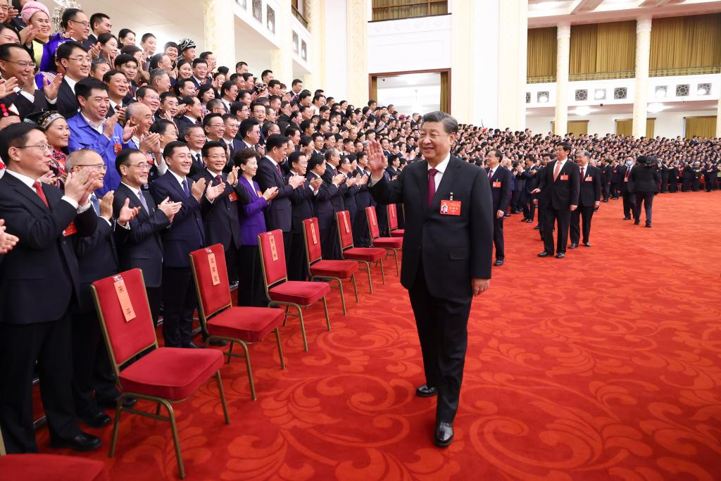 Ο Σι Τζινπίνγκ, γενικός γραμματέας της Κεντρικής Επιτροπής του Κομμουνιστικού Κόμματος της Κίνας (ΚΚΚ), Πρόεδρος της Κίνας και της Κεντρικής Στρατιωτικής Επιτροπής του ΚΚΚ, ενώ συναντάει τους αντιπροσώπους και τους ειδικά καλεσμένους αντιπροσώπους και συμμετέχοντες χωρίς δικαίωμα ψήφου του 20ου Εθνικού Συνεδρίου του ΚΚΚ, στην Μεγάλη Αίθουσα του Λαού στο Πεκίνο, πρωτεύουσα της Κίνας, στις 23 Οκτωβρίου 2022. (φωτογραφία/Xinhua)
