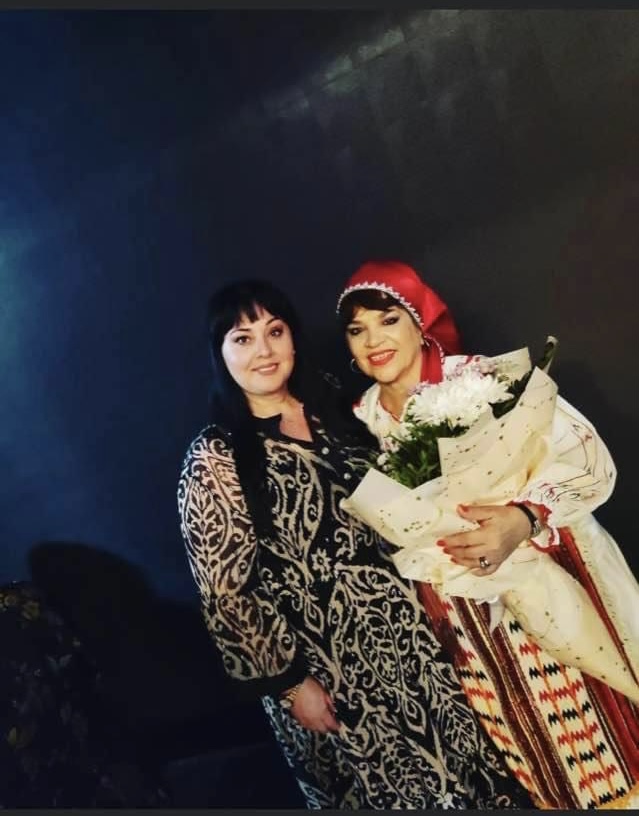 Bruna Sota Hoxha me aktoren fierake Miola Sitaj pas koncertit (facebook)