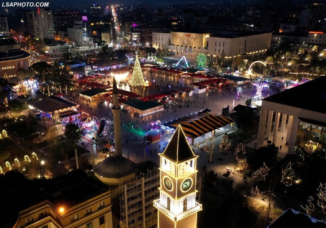 Tirana pret festat e fundvitit (Foto Fakt plus)