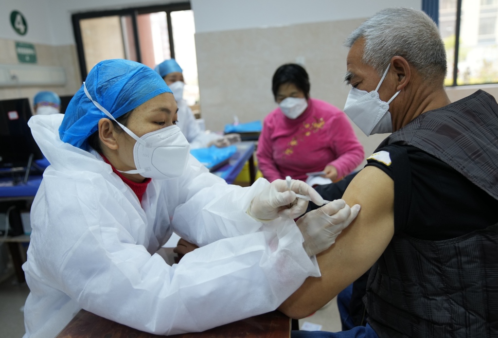 Un cetățean în vârstă se vaccinează anti-COVID în orașul Liuzhou, provincia Guangxi. (24 decembrie 2022) (CFP)