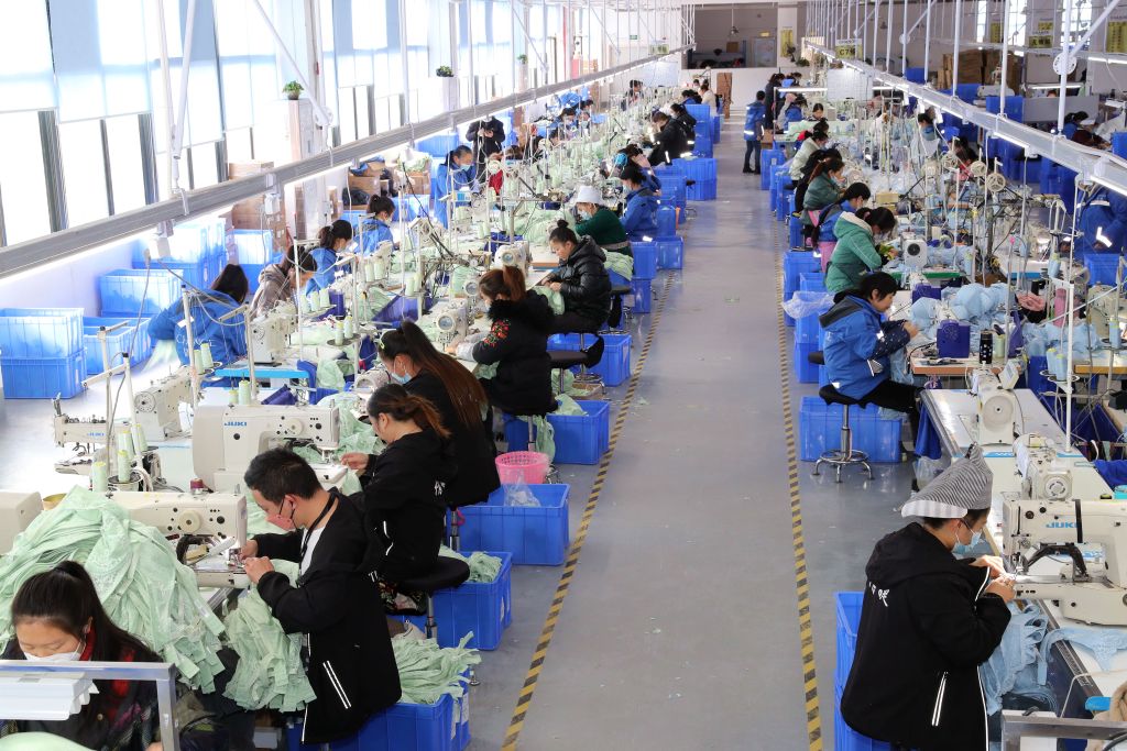 Muncitorii lucrează la o fabrică de confecții în provincia Guizhou. (Foto: CFP)