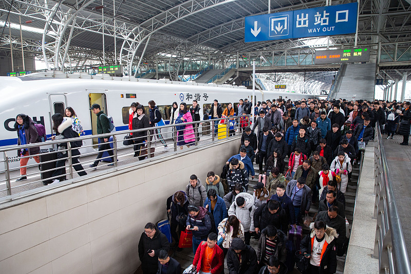 Udhëtarë duke dalë nga një tren në stacionin hekurudhor të Nankinit, provinca Jiangsu e Kinës Lindore, 1 mars 2019. / CFP